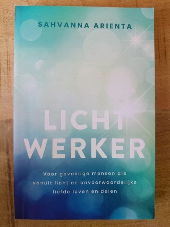 Lichtwerker - Sahvanna Arienta (Spiritualiteit), Boeken, Ophalen of Verzenden, Zo goed als nieuw, Spiritualiteit algemeen, Achtergrond en Informatie