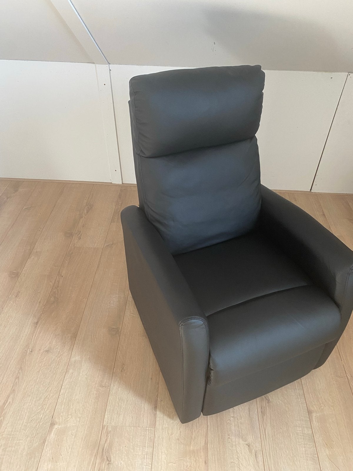 Comfortabele relaxfauteuil zwart kunstleer, Ophalen, Kunststof, 75 tot 100 cm, Zo goed als nieuw