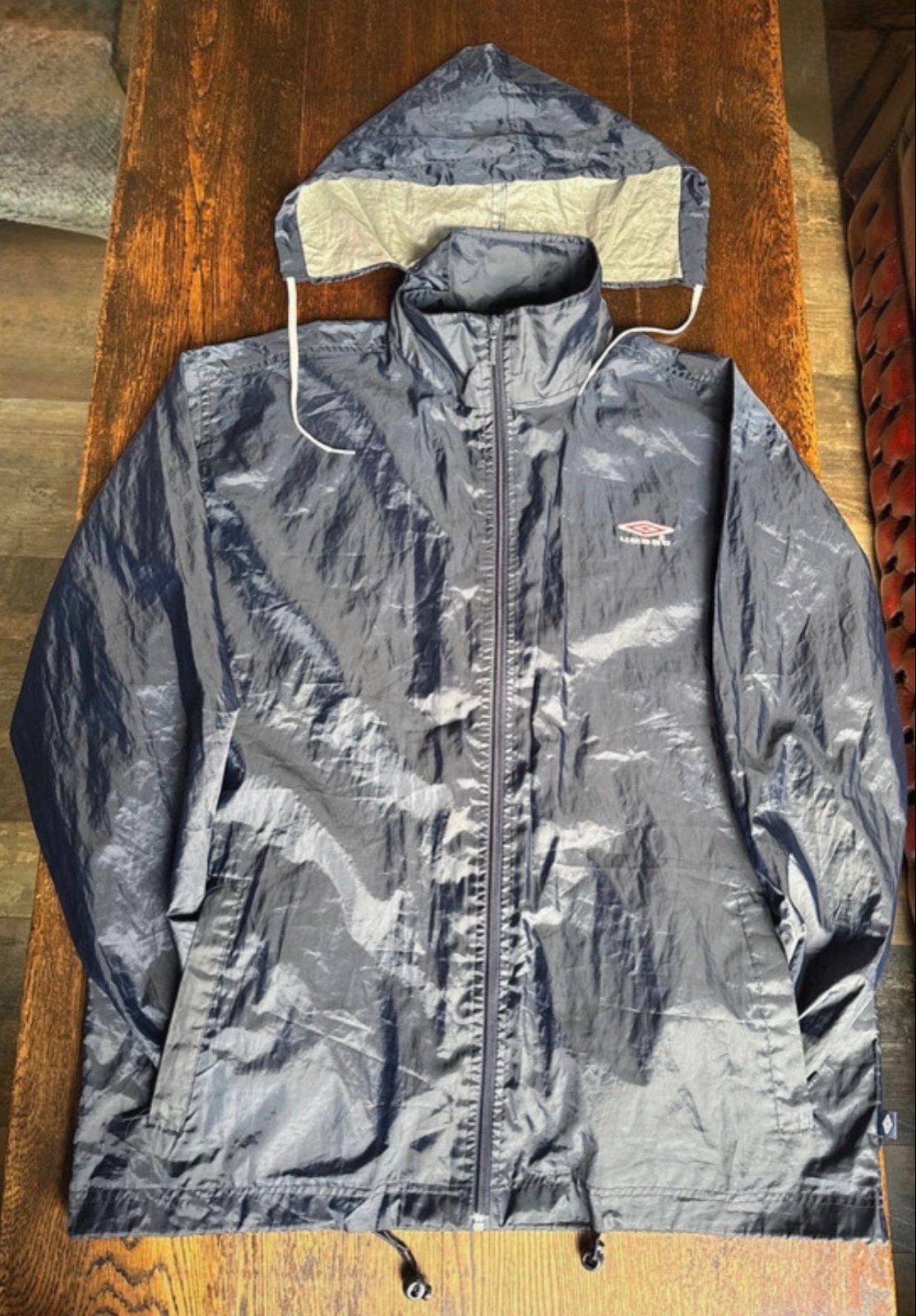 Vintage Umbro regenjas marineblauw met verborgen capuchon, Ophalen of Verzenden, Gedragen, Maat 52/54 (L), Blauw