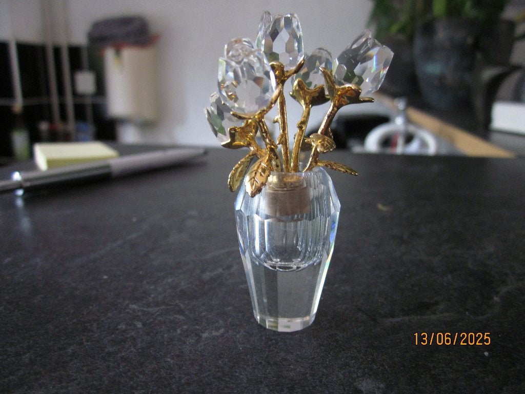Swarovski Memorie Vaas Rozen incl. doos en certificaat, Verzamelen, Swarovski, Ophalen of Verzenden, Nieuw, Figuurtje