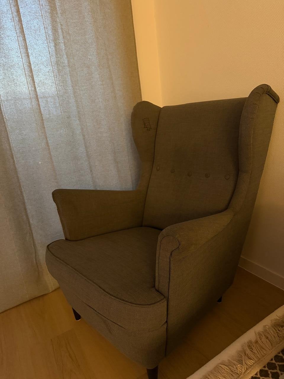 (Gratis) STRANDMON Oorfauteuil Nordvalla donkergrijs, Huis en Inrichting, Ophalen, Zo goed als nieuw, Stof, 75 tot 100 cm