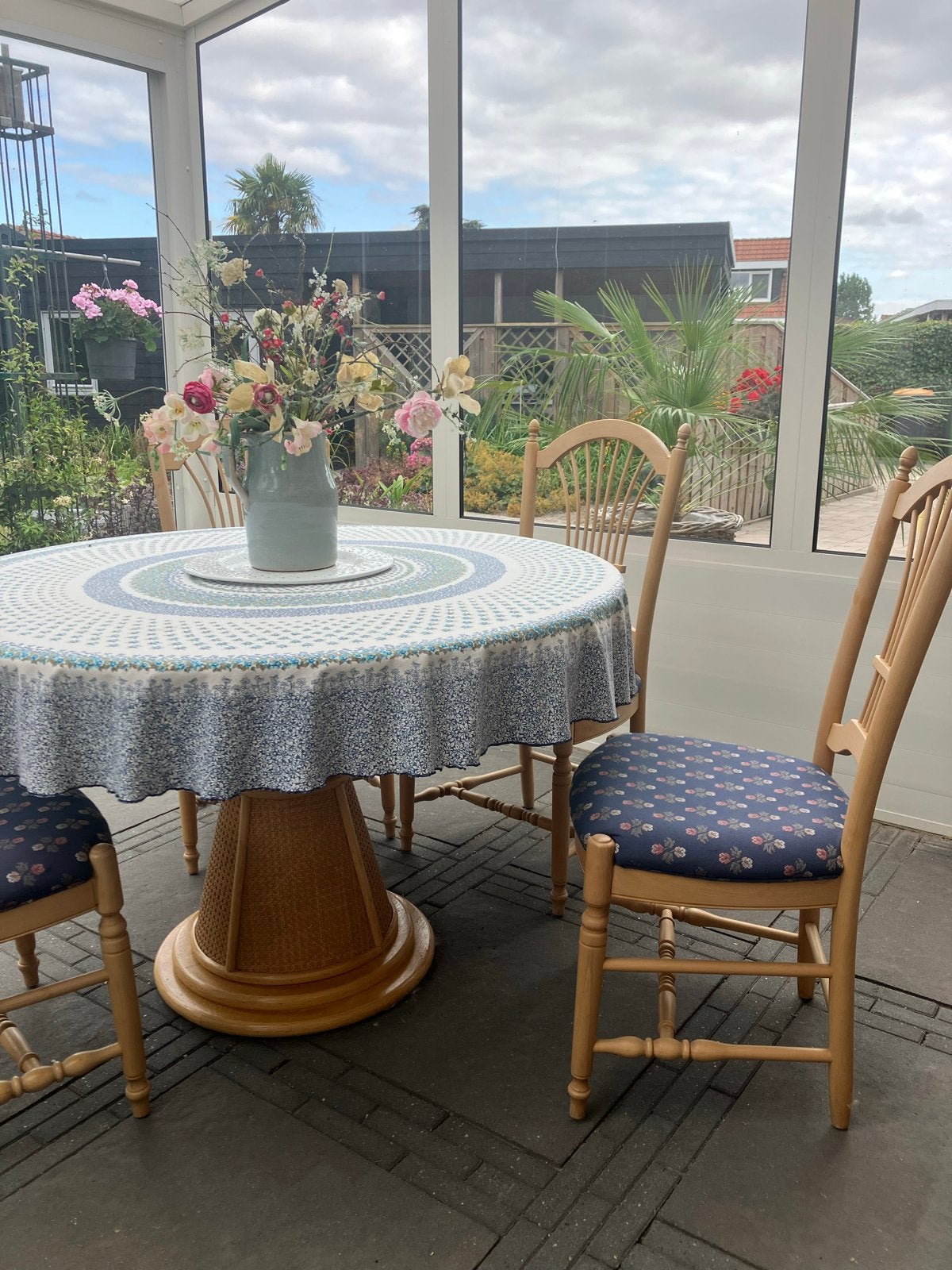 Ronde eettafel met rieten voet en 4 stoelen, Gebruikt, 100 tot 150 cm, Rond, Ophalen of Verzenden