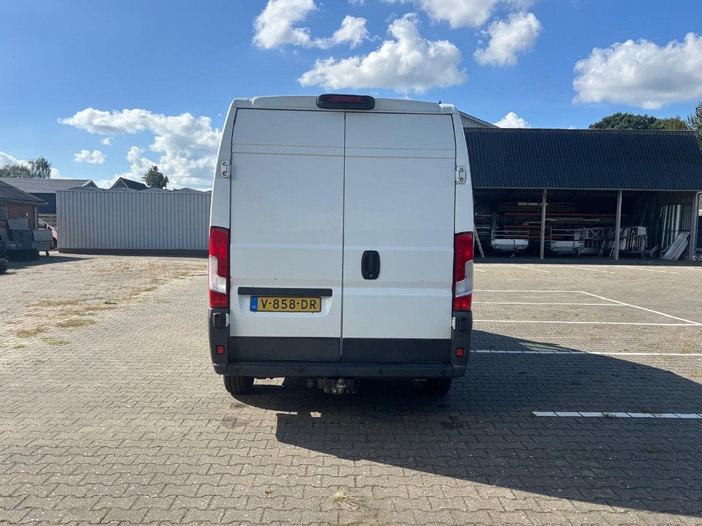 Foto 8 van Peugeot Boxer GB 330 L2h2 130PK 2017 luchtgeveerde stoel