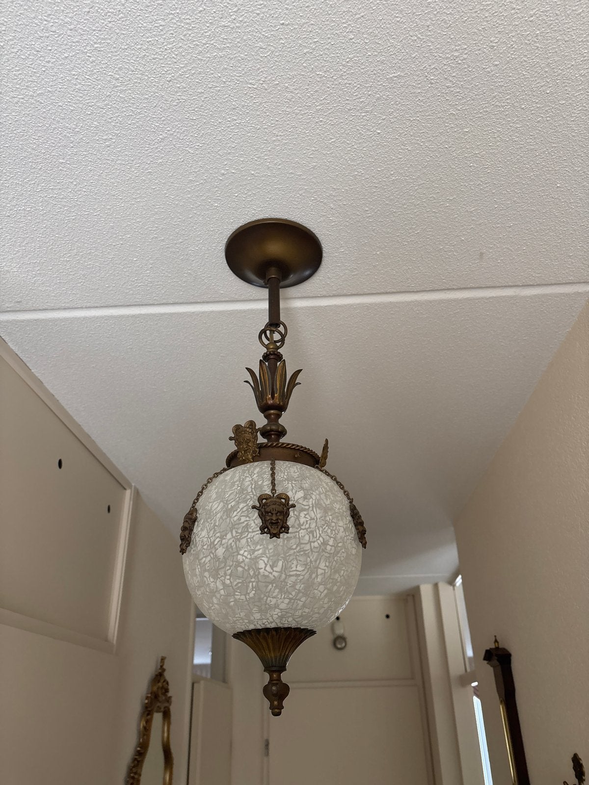 Antieke Hanglamp met Glazen Bol en Bronzen Details, Ophalen, Gebruikt, Glas, E27 (groot)