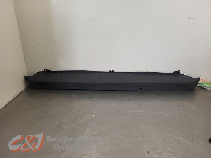 Achterbumper van een Renault Trafic (ZWART)