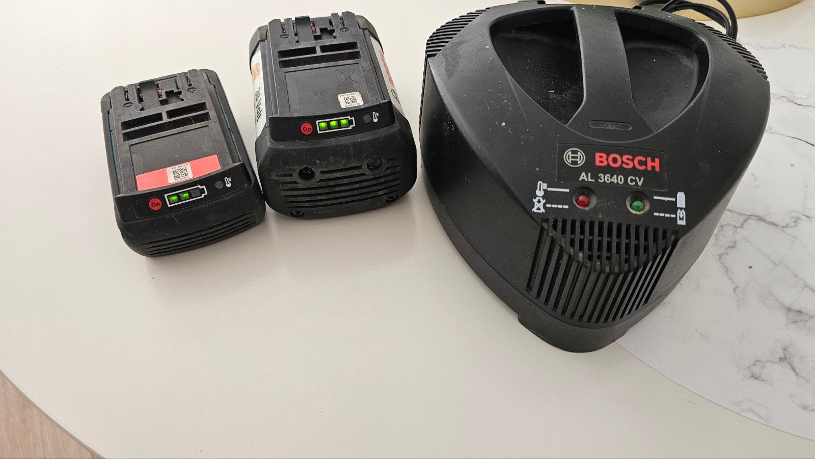 Bosch AL 3640 CV Acculader met 2x 36V Accu, Ophalen of Verzenden, Gebruikt, Minder dan 400 watt, Overige typen