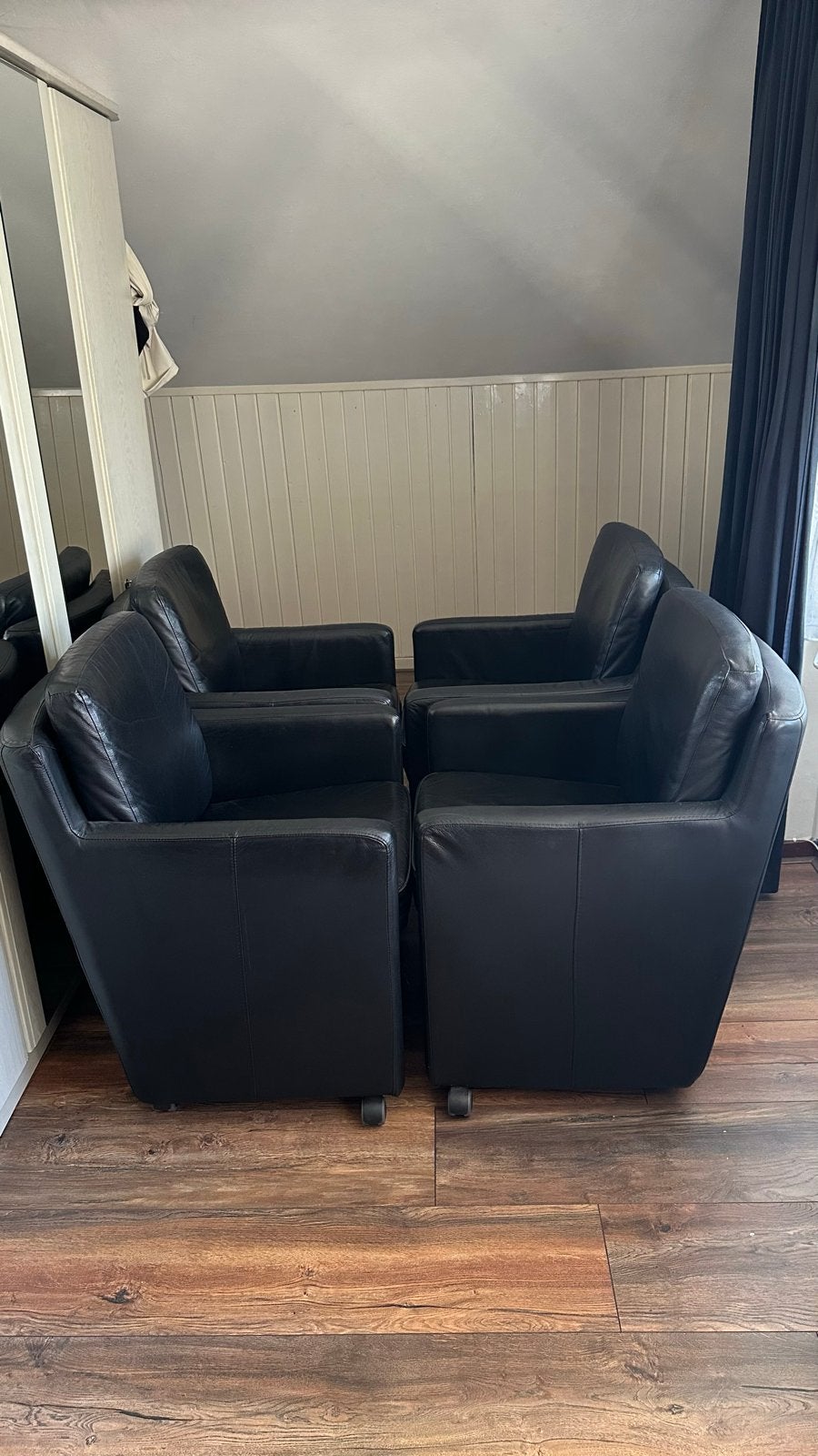 Eetkamerstoel (4 stuks) op wieltjes, Huis en Inrichting, Ophalen, Gebruikt, Leer, 75 tot 100 cm