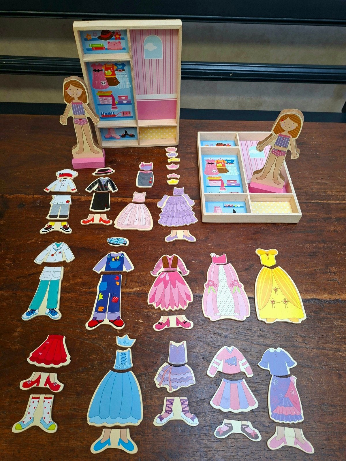 Twee Sets Magnetische Aankleedpoppen - Speelgoed - Hout, Ophalen of Verzenden, Zo goed als nieuw, Poppenhuis