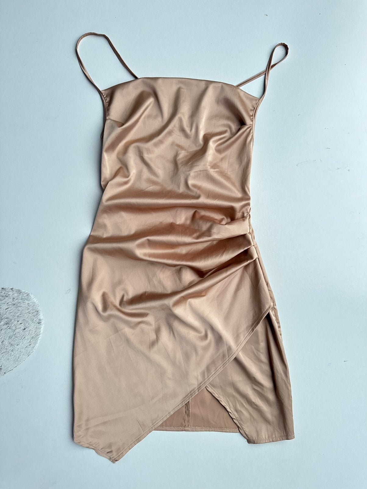 Champagne Satijnen Asymmetrische Mini Jurk, Beige, Ophalen of Verzenden, Zo goed als nieuw, Maat 34 (XS) of kleiner
