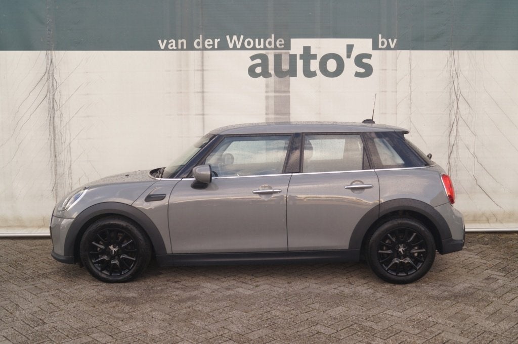 MINI Cooper 5-Deurs 1.5 136pk Automaat Cooper Business Editi, Auto's, Automaat, Dealer onderhouden, 136 pk, Gebruikt