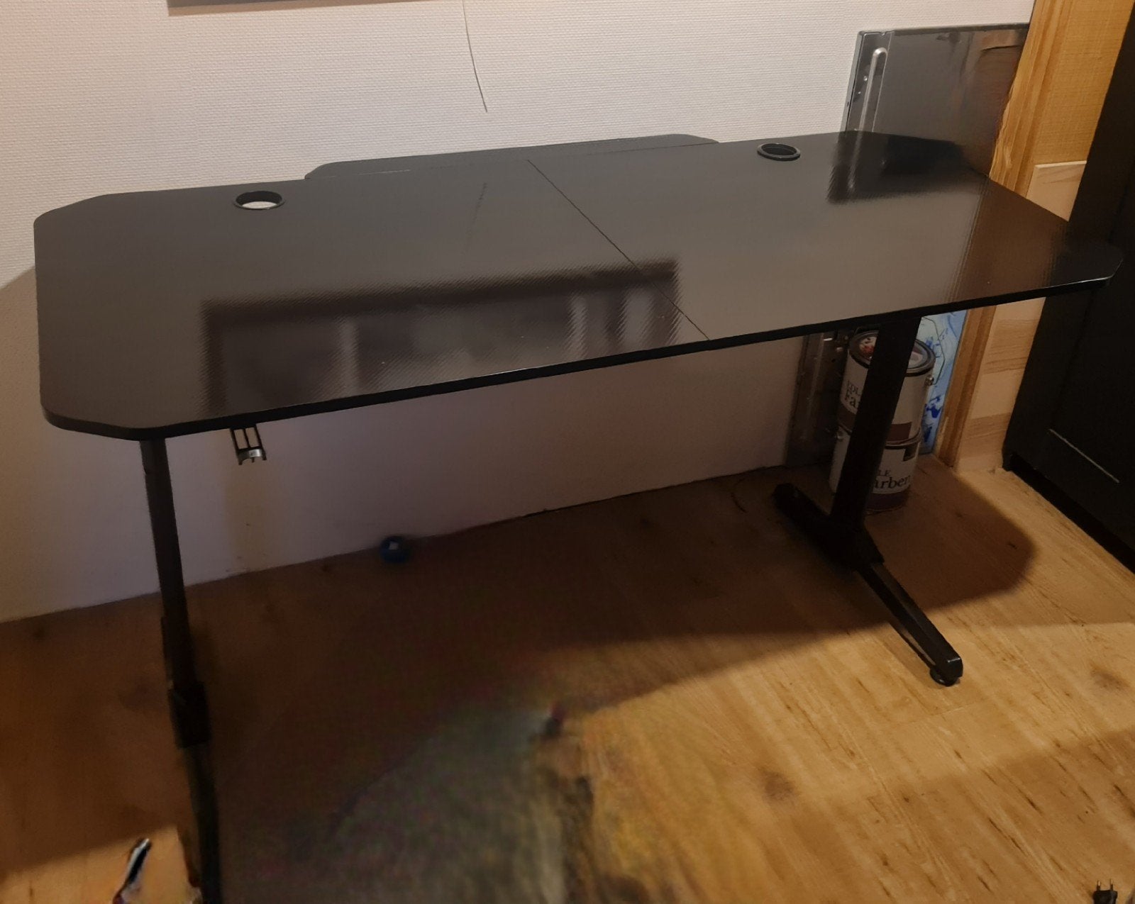 Gaming bureau met kabelgoot en headset haak, Ophalen