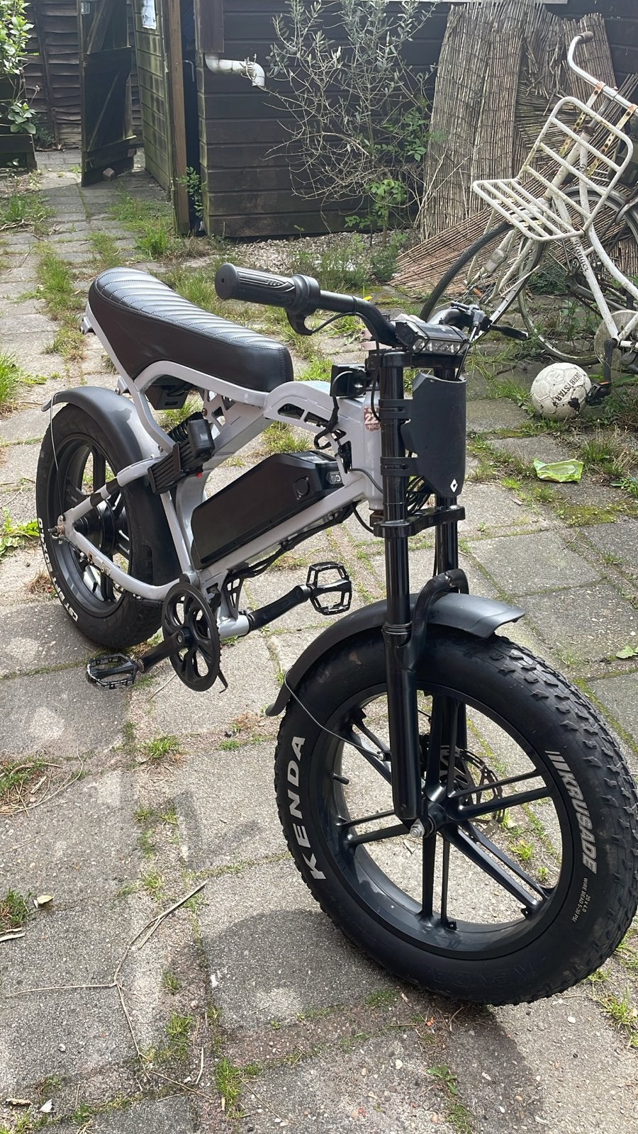 Custom Opgevoerde E-bike met 1000W Motor en Gashandel v20, Zo goed als nieuw, 51 tot 55 cm, 50 km per accu of meer, Ophalen
