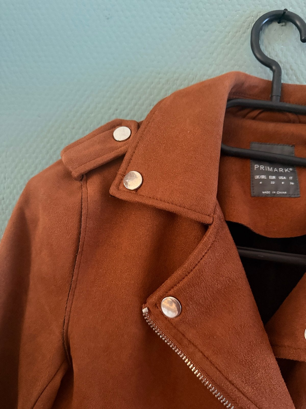 Primark suède-look bikerjack in roestbruin, Ophalen of Verzenden, Zo goed als nieuw, Maat 34 (XS) of kleiner, Bruin
