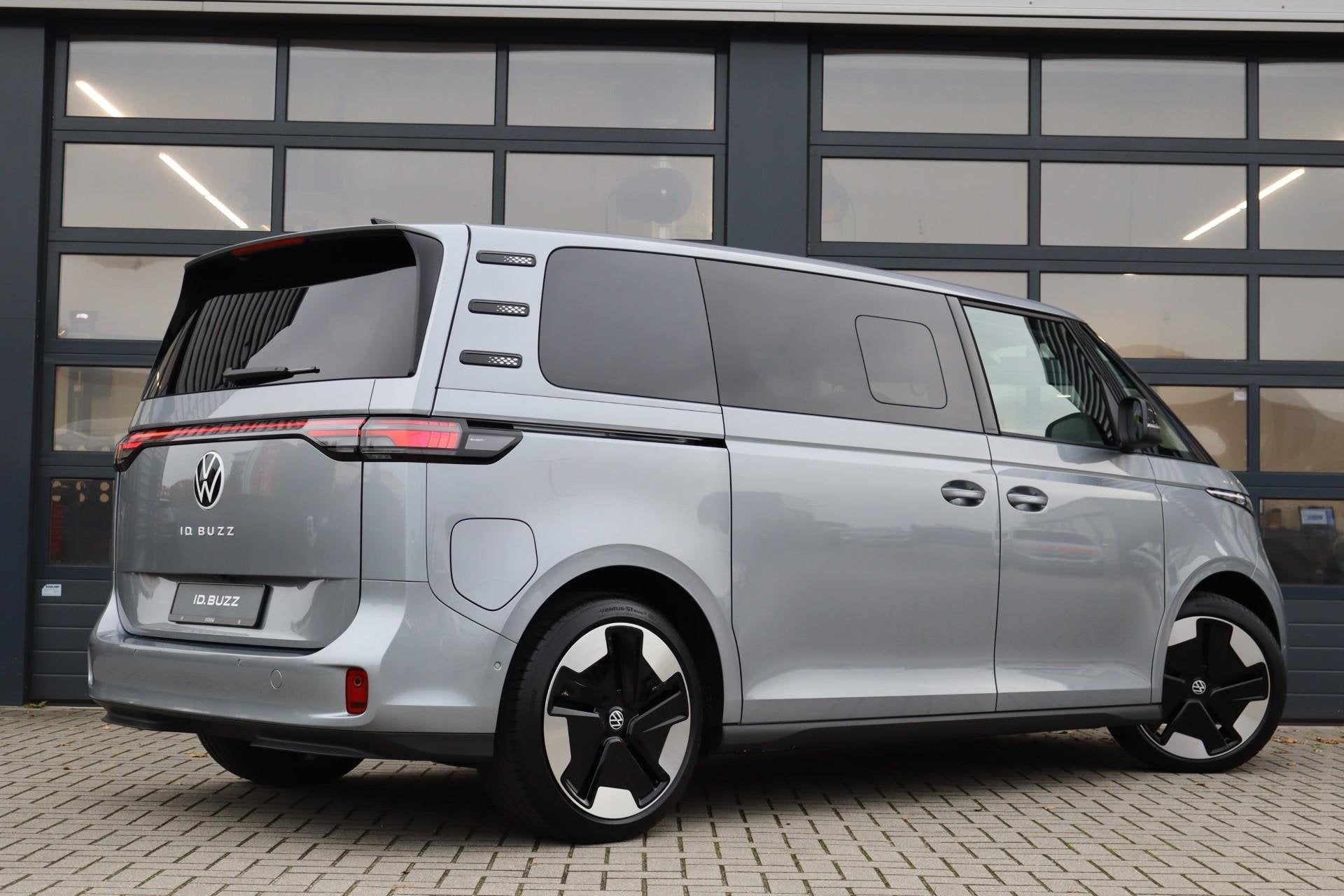 Volkswagen ID. Buzz Pro Bulli 286pk 86 kWh LWB 7p. | Velgen, Auto's, 12 maanden, Achterwielaandrijving, Zwart, 7 stoelen