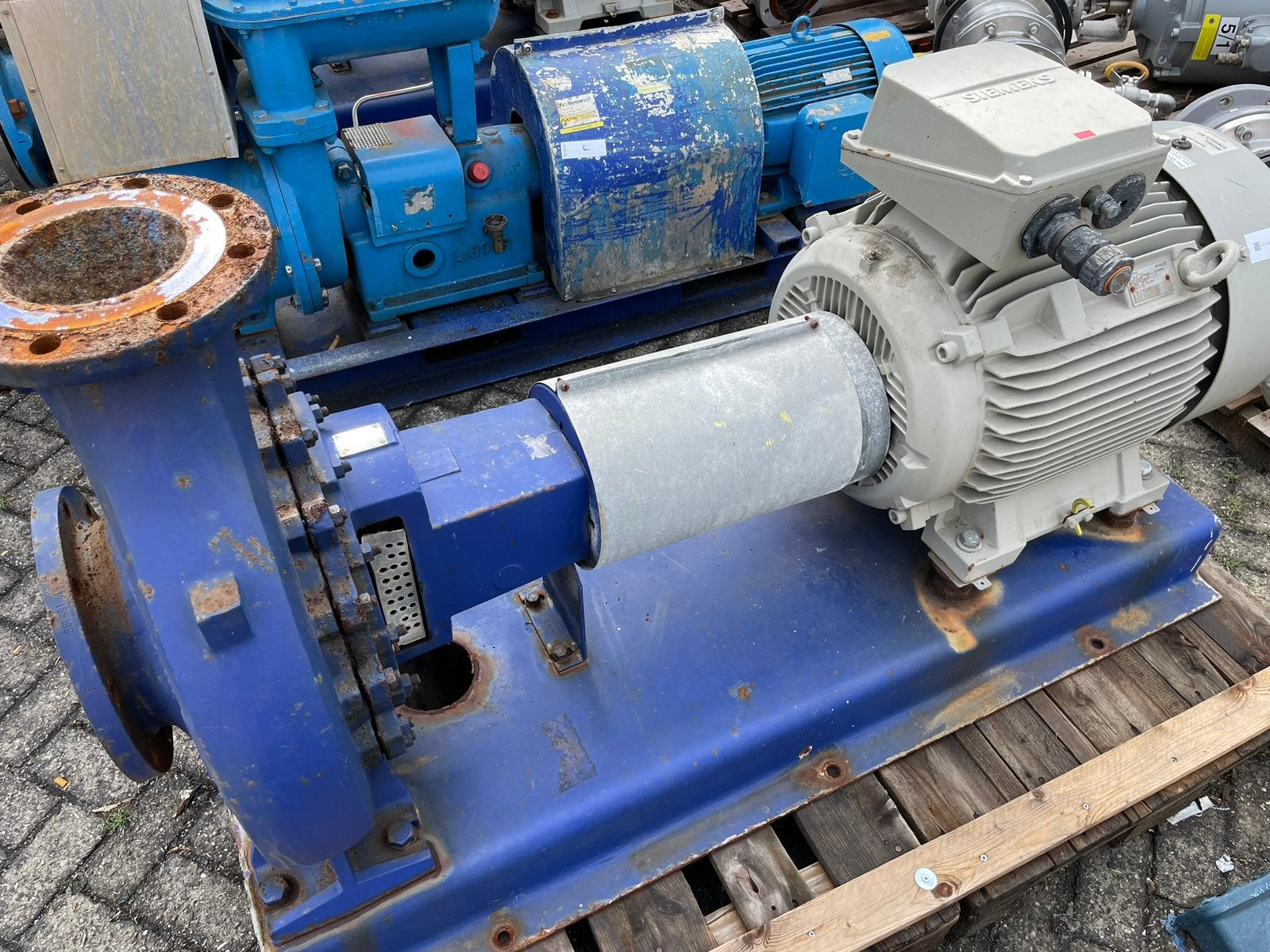 KSB industriële centrifugaalpomp met Siemens elektromotor, Ophalen, Gebruikt, Elektromotor