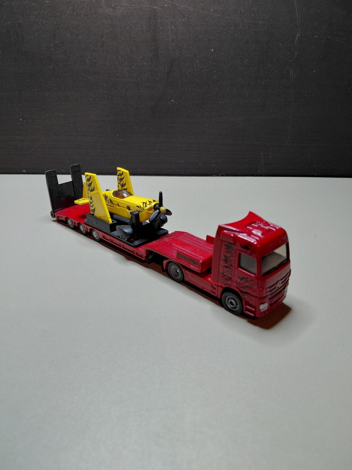 Siku Mercedes Benz Diecast Low Loader met Sportvliegtuig, Ophalen of Verzenden, Zo goed als nieuw, Bus of Vrachtwagen