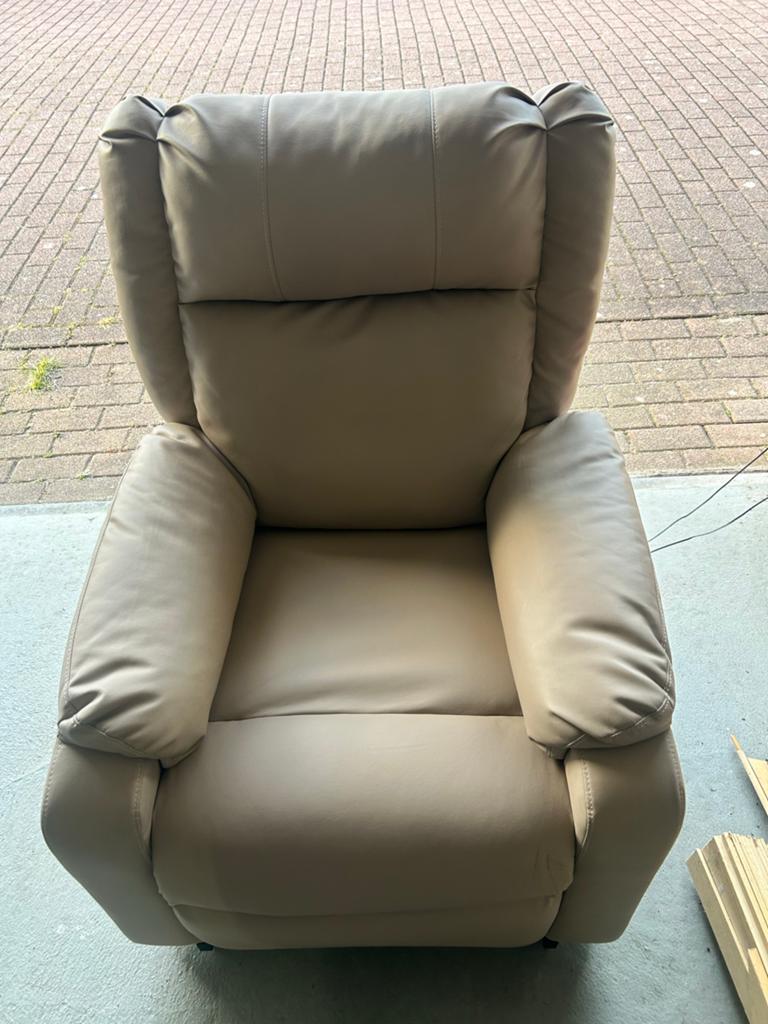 Nette beige relaxfauteuil/ Sta op stoel, Huis en Inrichting, Fauteuils, Minder dan 75 cm, Leer, Ophalen of Verzenden, Zo goed als nieuw