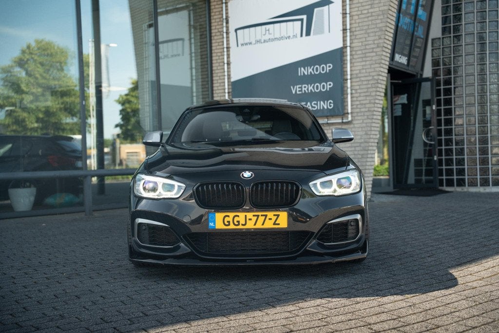 BMW 1-serie M140I XDrive High Exe.*AKRA*KW*MAXTON*440PK*PANO, Gebruikt, Zwart, Bedrijf, Vierwielaandrijving