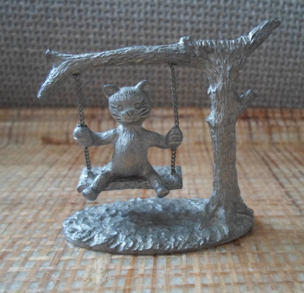 Tinnen kat op schommel. Spoontiques. 1988., Ophalen of Verzenden