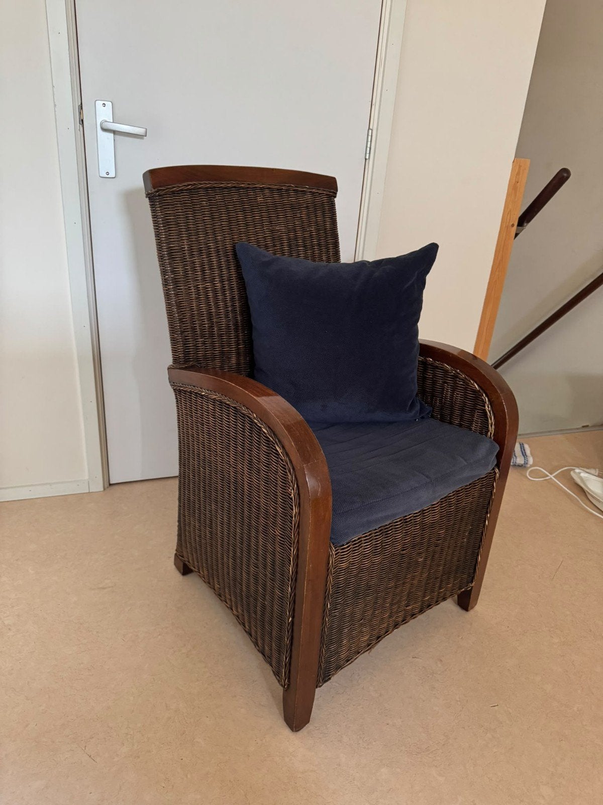 Rotan stoel met kussen, Huis en Inrichting, Ophalen, Gebruikt, Twee, Bruin