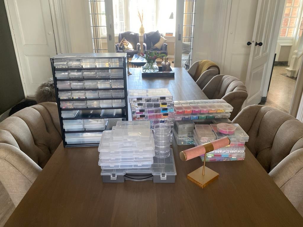 Grote collectie kralen, opbergers en sieradenstandaard, Hobby en Vrije tijd, Kralen en Sieraden maken, Ophalen of Verzenden, Gebruikt