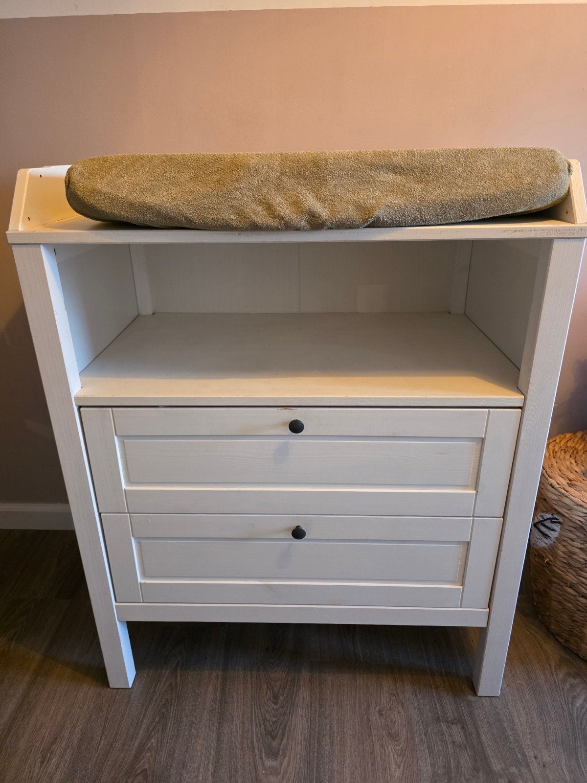 Witte commode met twee diepe lades en opstaande rand, Ophalen, 50 tot 70 cm, Zo goed als nieuw, 75 tot 100 cm