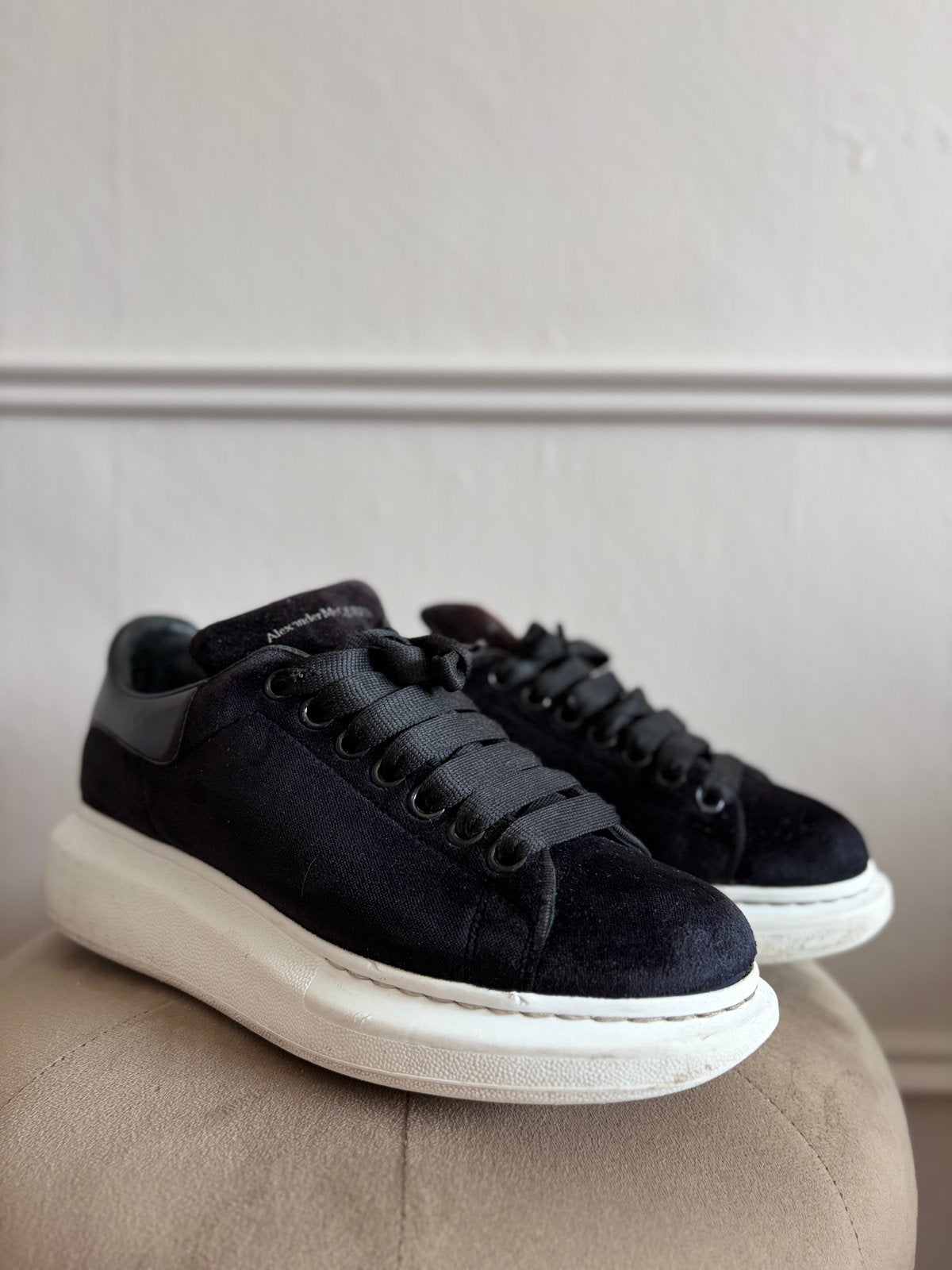 Alexander McQueen Oversize Velvet Trainers Zwart - Maat 39, Ophalen of Verzenden, Gedragen, Zwart, Sneakers of Gympen
