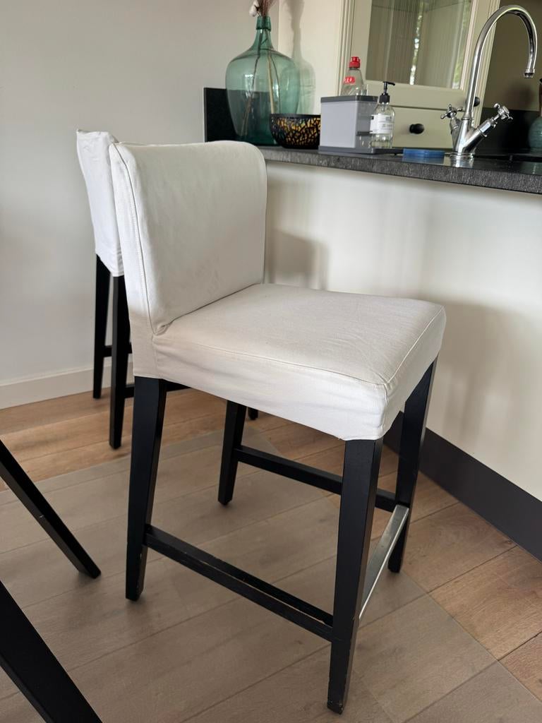 2x IKEA Bergmund barkrukken met witte hoezen, Ophalen, Gebruikt, Met voetsteun, 60 tot 90 cm