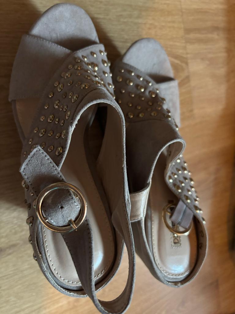 Sandalen met sleehak en studs, maat 39, Ophalen of Verzenden, Gedragen, Beige, Sandalen of Muiltjes