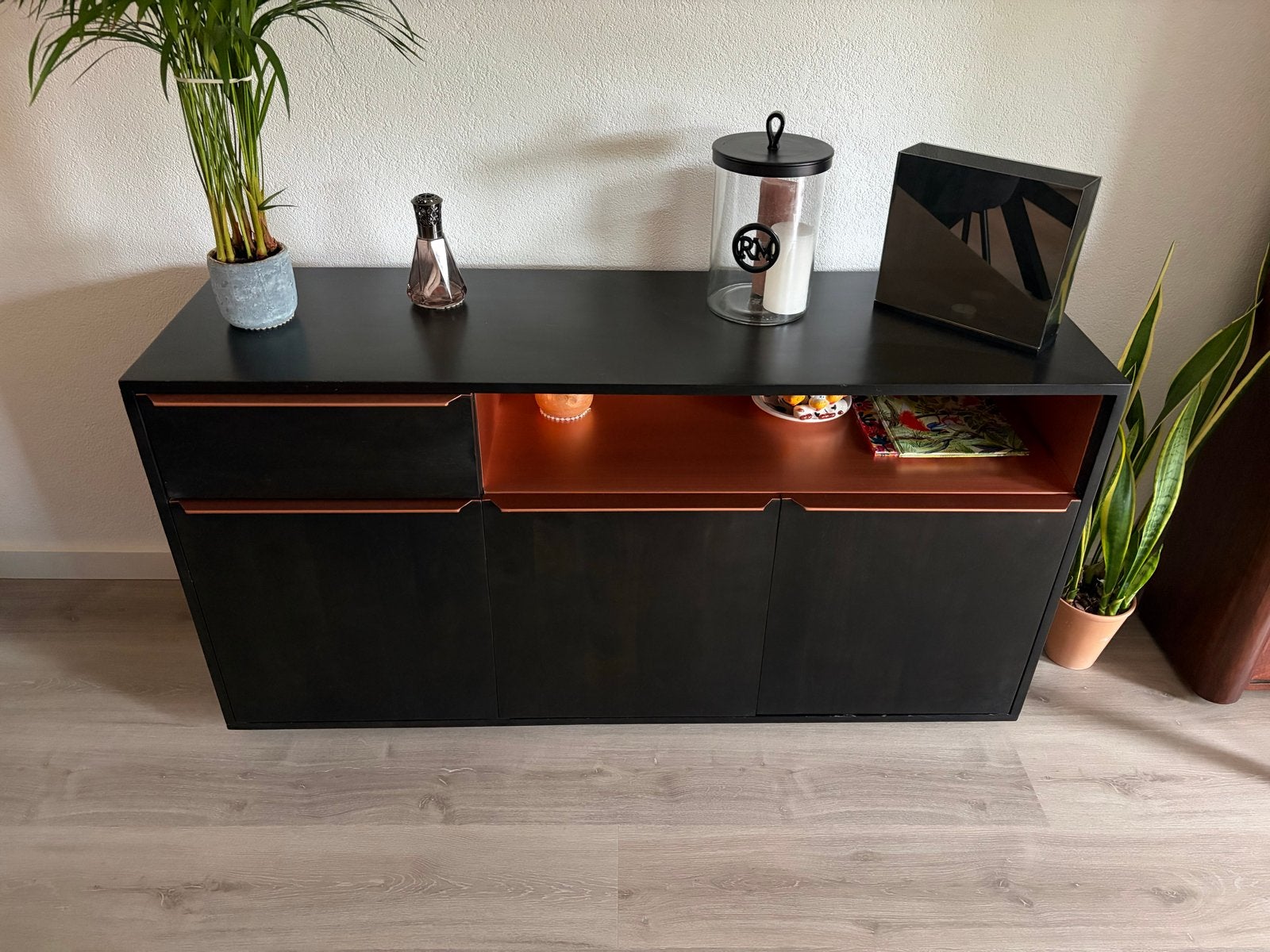 Zwart dressoir met koperen accenten, Huis en Inrichting, Kasten | Dressoirs, Ophalen, Gebruikt, 100 tot 150 cm, 25 tot 50 cm