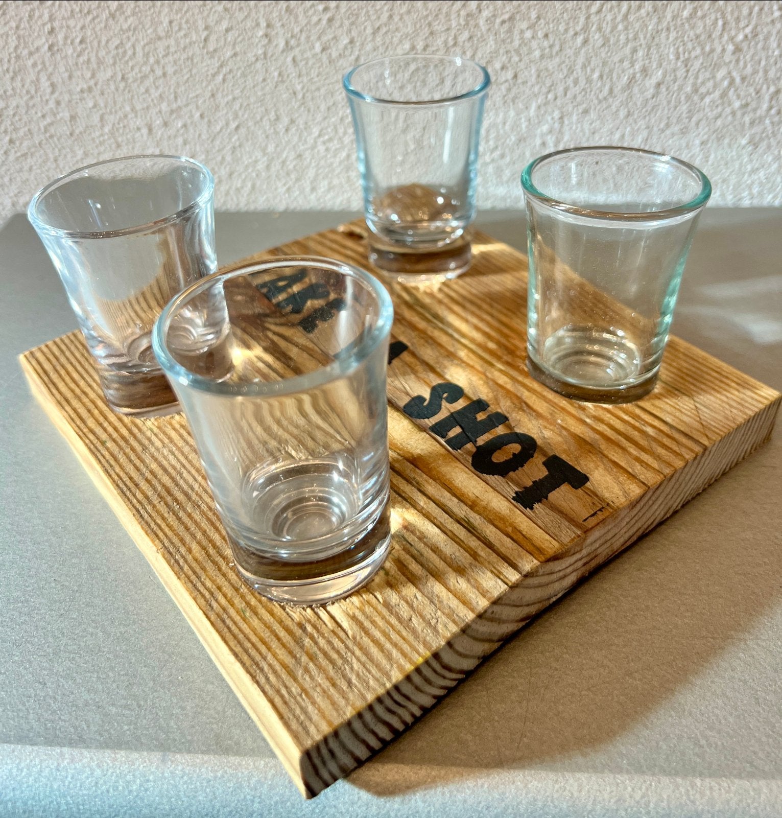 Shotglaasjes op houten plankje - "Take a Shot", Ophalen of Verzenden, Zo goed als nieuw, Borrel- of Shotglas