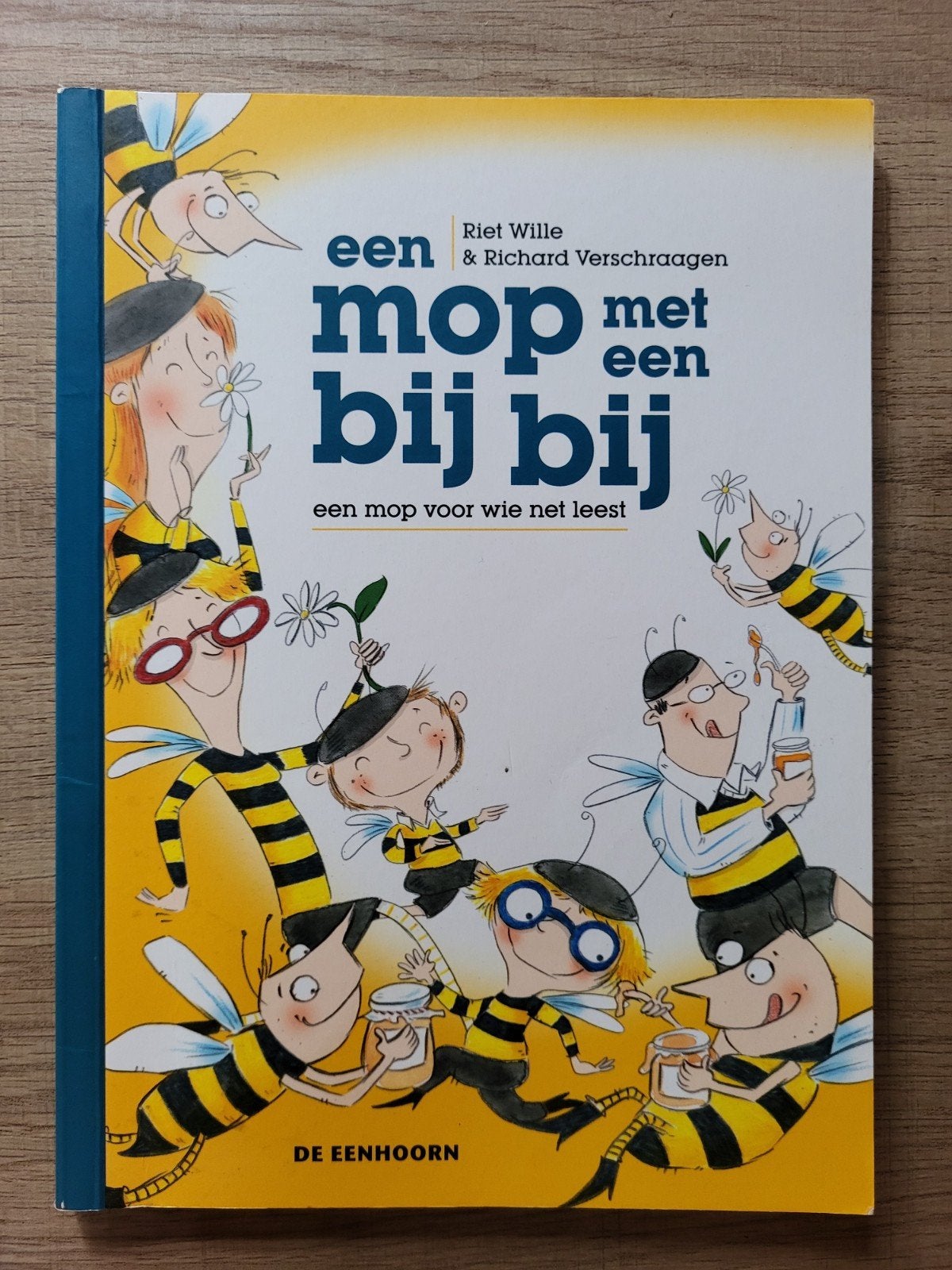 Een mop met een bij bij - Riet Wille & Richard Verschraagen, Ophalen of Verzenden