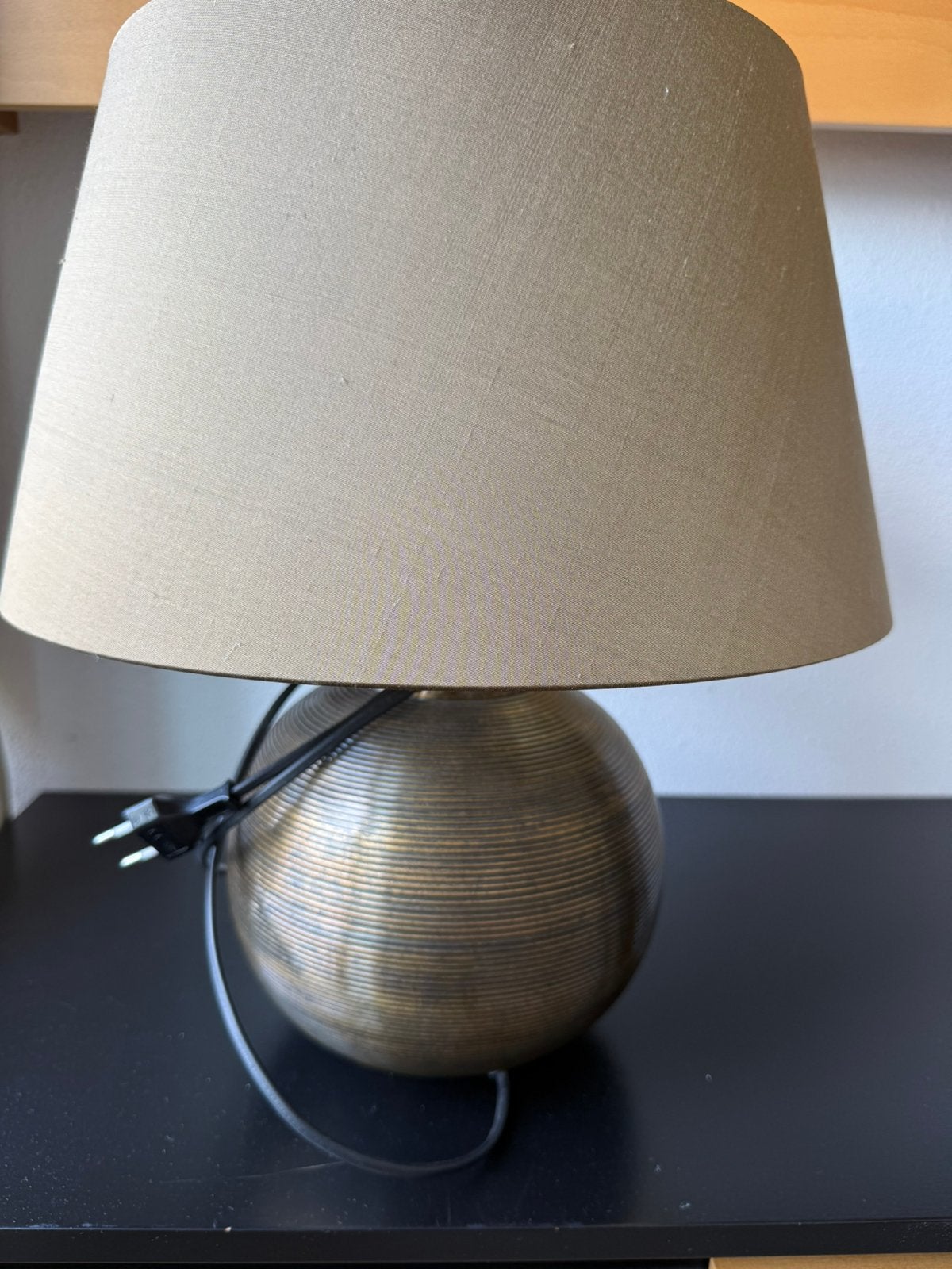 Vintage tafellamp met bronzen bolvoet en linnen kap, Beige, Ophalen, Zo goed als nieuw, Klassiek