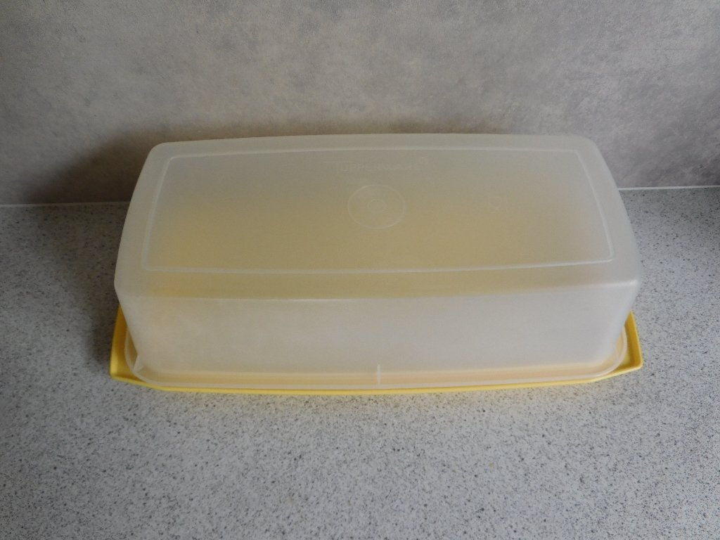 Tupperware Cake Doos 34x16x10 cm. Geel, Huis en Inrichting, Keuken | Tupperware, Geel, Overige typen, Ophalen of Verzenden, Zo goed als nieuw