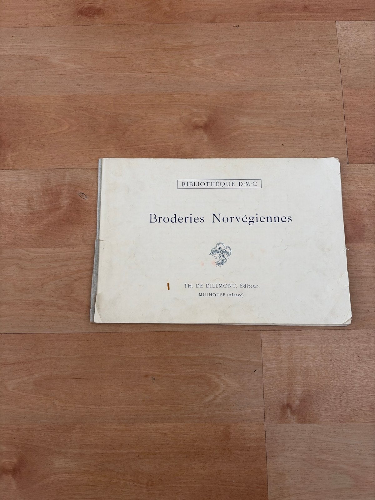 Broderies Norvégiennes - Hardanger borduurboek, Boeken, Ophalen of Verzenden, Gelezen, Borduren en Naaien