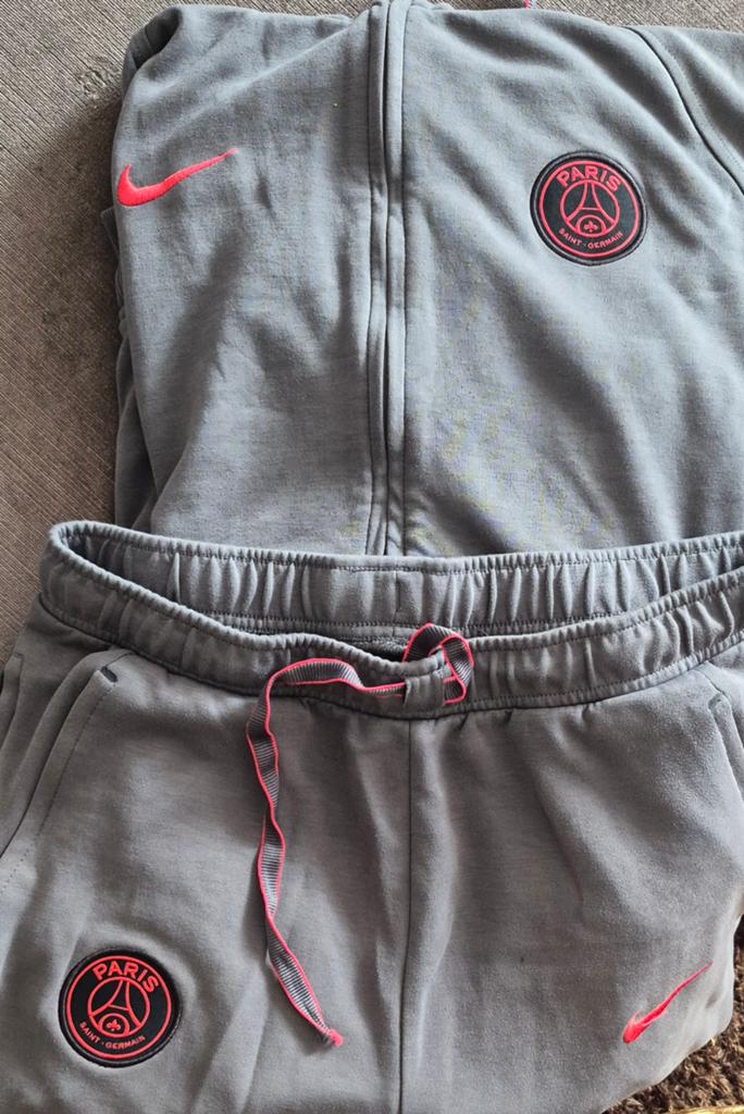 Nike PSG trainingspak grijs - Gedragen, Maat 48/50 (M), Nike, Ophalen of Verzenden, Voetbal
