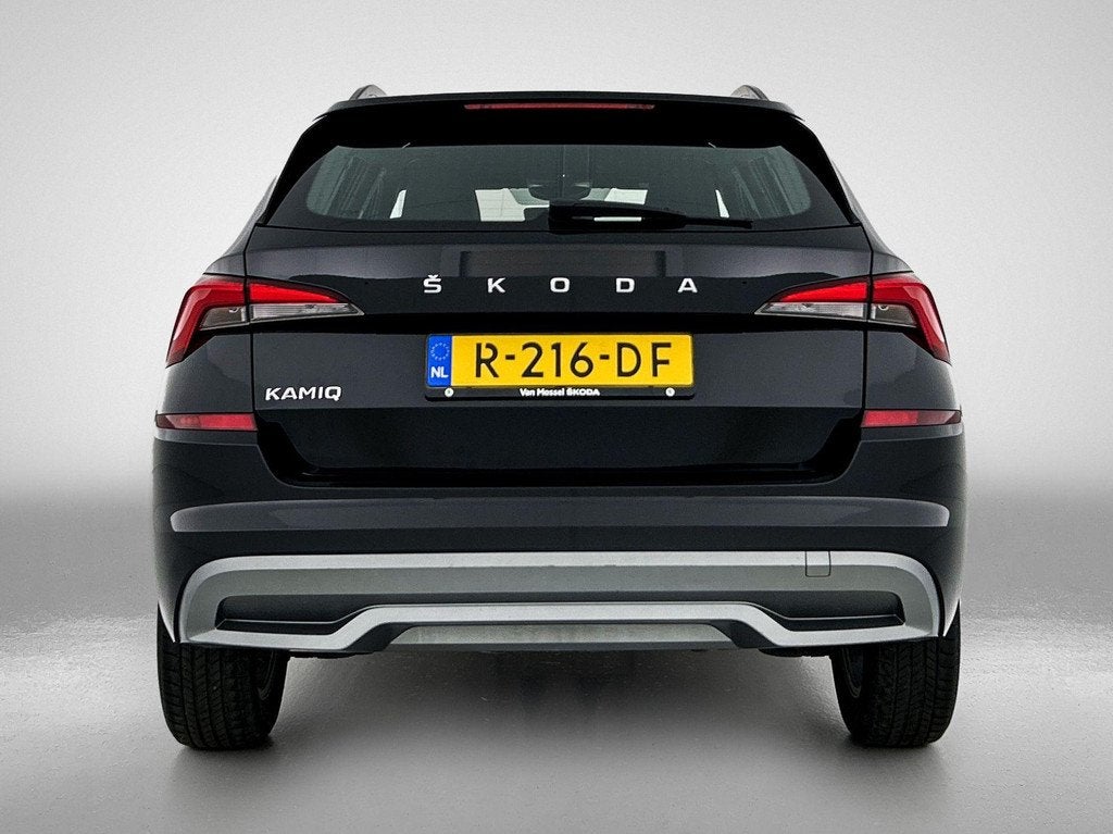 Skoda Kamiq 1.0 TSI Ambition 110 PK | Automaat | Panoramadak, Auto's, Skoda, Stof, Zwart, Origineel Nederlands, 630 kg