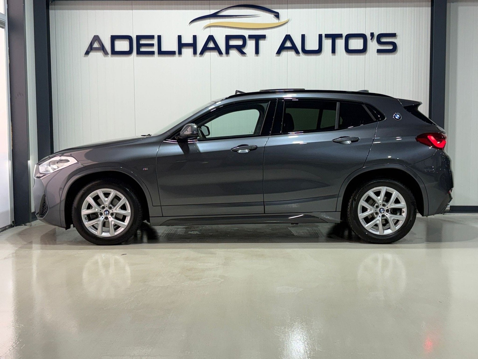 BMW X2 SDrive18i Executive M Sport Automaat / Panorama dak /, Auto's, BMW, Gebruikt, Zwart, Automatische klimaatregeling, Bedrijf