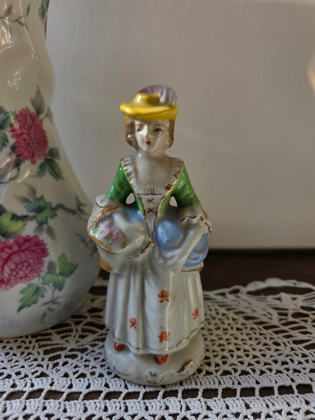 Porselein beeldje vrouw, Ophalen of Verzenden