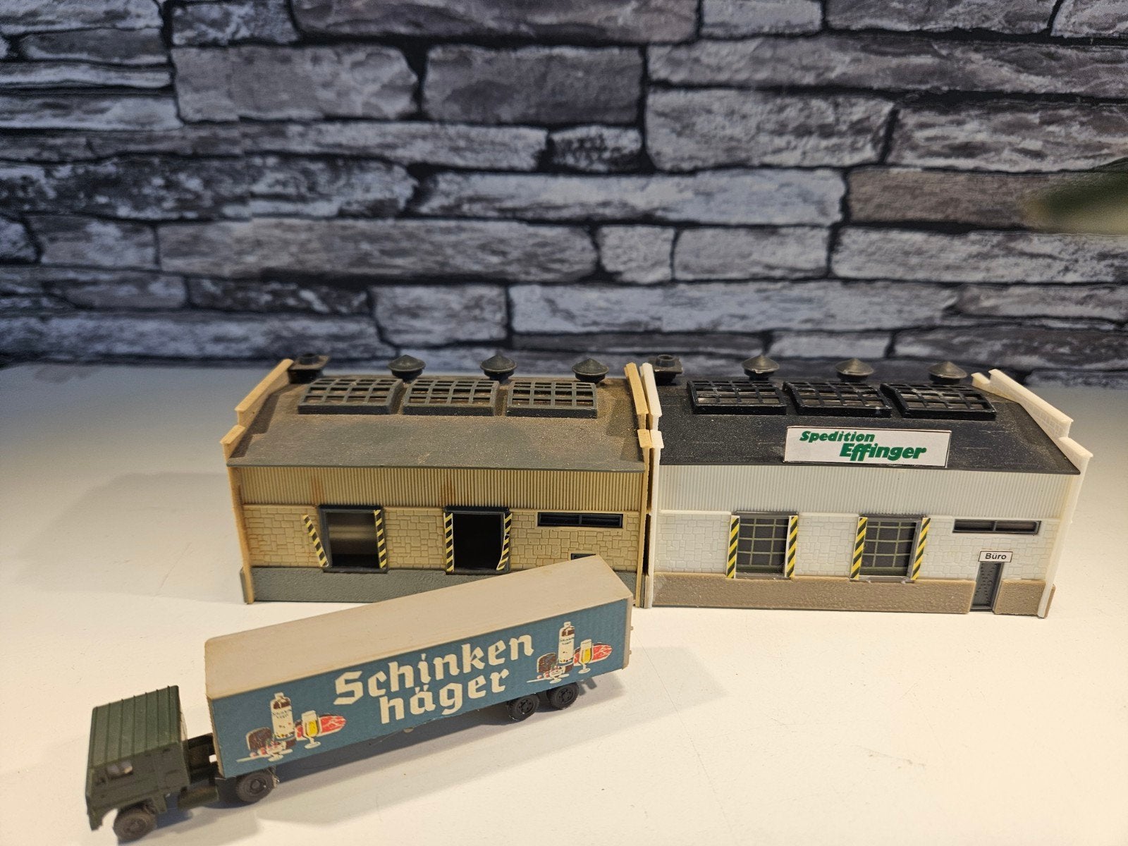 2x speditions gebouw N spoor modeltrein 1:160, Overige merken, Gebruikt, Gelijkstroom of Wisselstroom, Brug, Tunnel of Gebouw