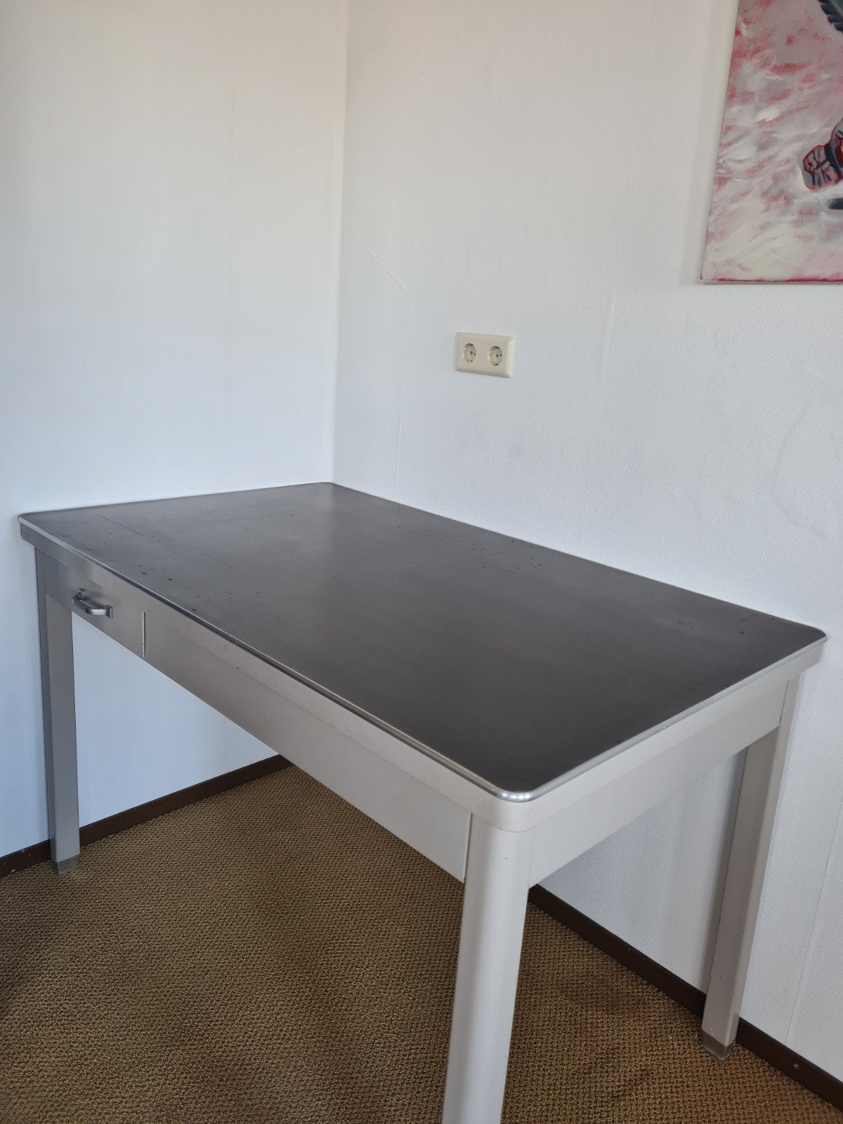 Gispen Vintage bureau met lade, linoleum dek en chromen rand, Overige typen, Gebruikt, Met lades, Metaal