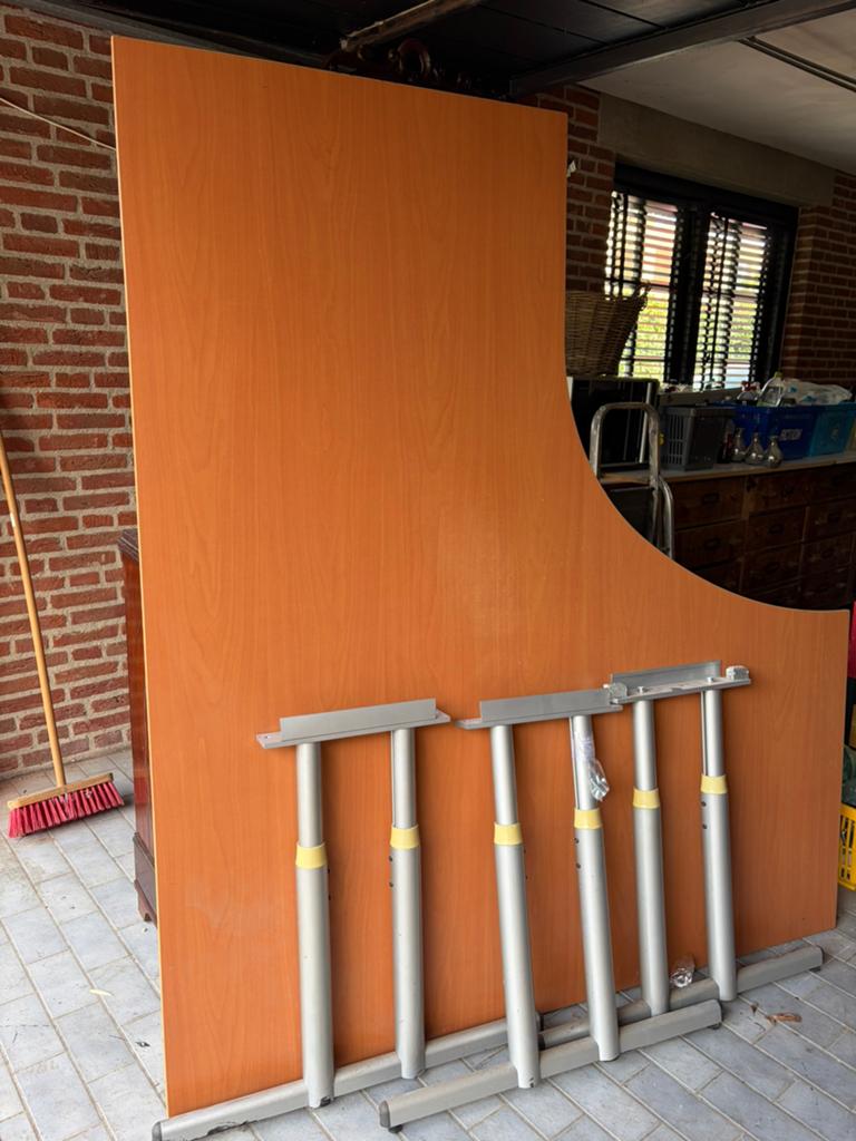Degelijk werk bureau met ronding, Huis en Inrichting, Bureaus, Ophalen of Verzenden, Zo goed als nieuw