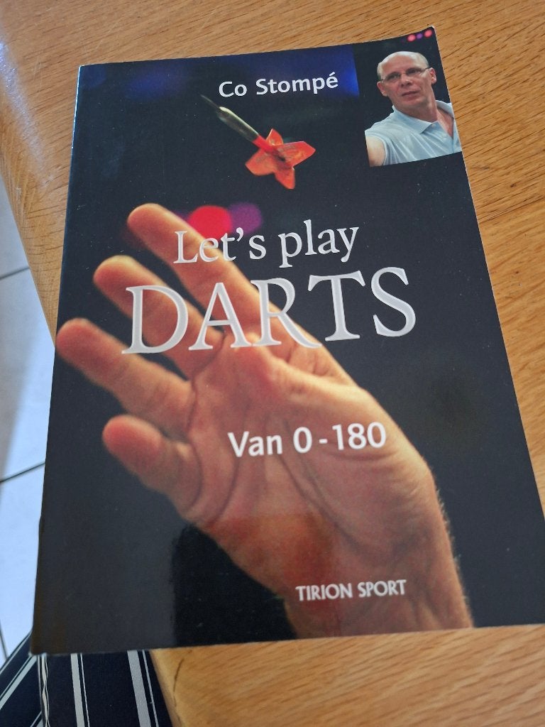 Co Stompé, Let's play darts, Ophalen of Verzenden, Zo goed als nieuw, Overige typen