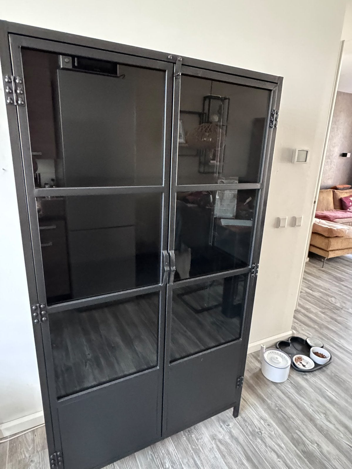 Zwart metalen vitrinekast, Huis en Inrichting, Ophalen, Met deur(en), 50 tot 100 cm, Zo goed als nieuw