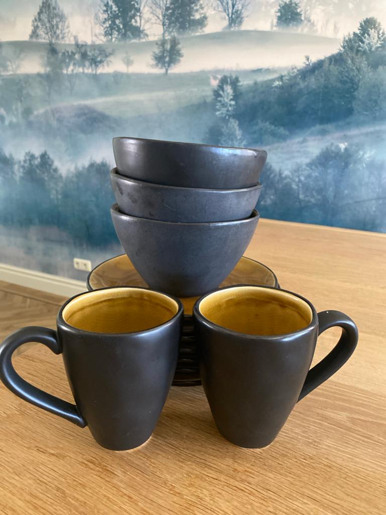 Kwantum Servies Zwart Okergeel - Borden, Bekers, Kommen, Ophalen, Zo goed als nieuw, Keramiek, Compleet servies