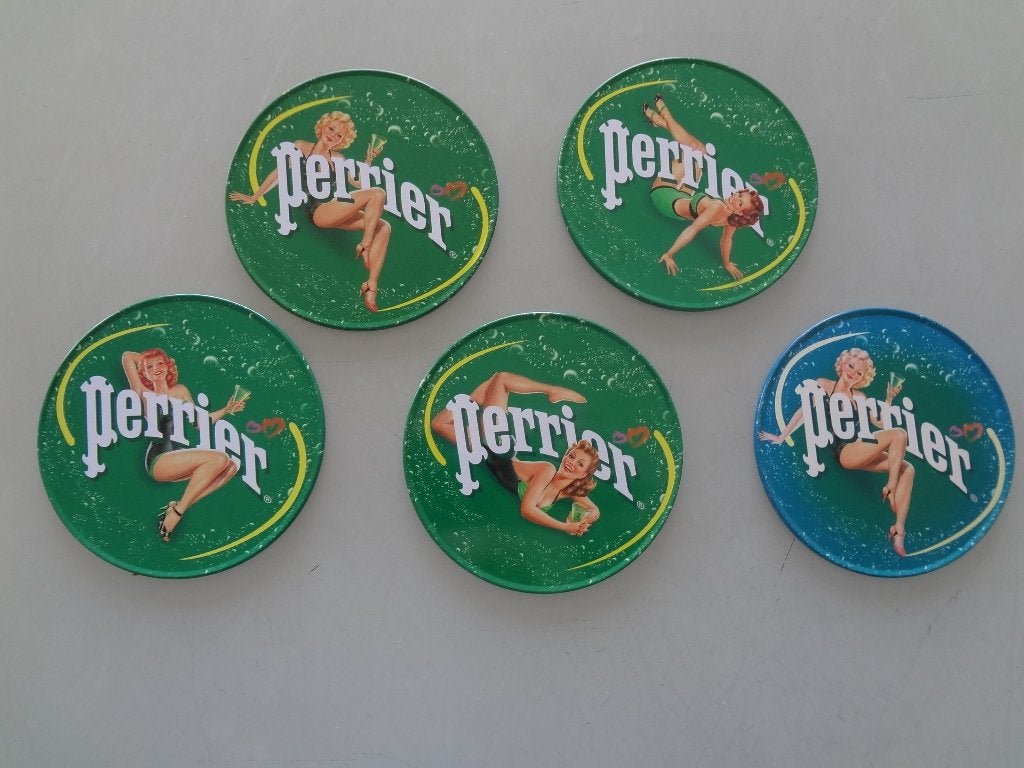 Vijf 5 onderzetters Perrier in blikken doosje, Ophalen of Verzenden, Zo goed als nieuw