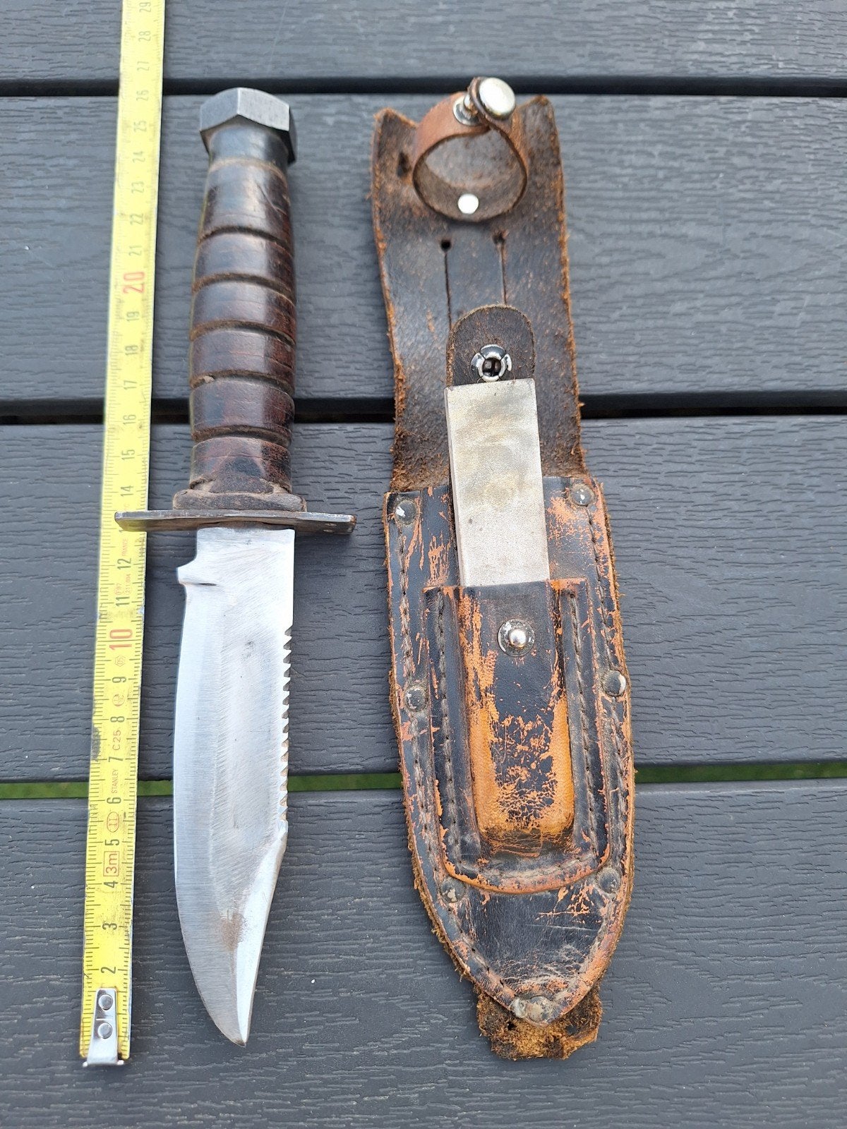 Oude Dolk met Slijpsteen en Leren Schede, Verzamelen, Militaria | Algemeen, Ophalen of Verzenden, Overige soorten, Overige gebieden