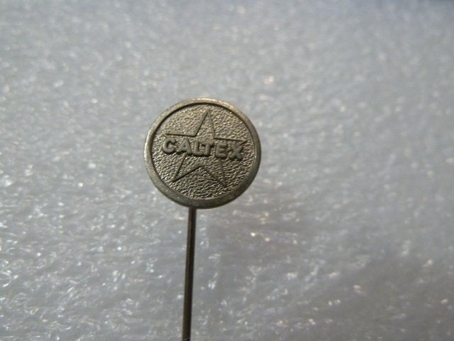 Vintage Caltex Speldje/Pin - Olie Maatschappij, Verzamelen, Ophalen of Verzenden, Gebruikt, Merk, Speldje of Pin