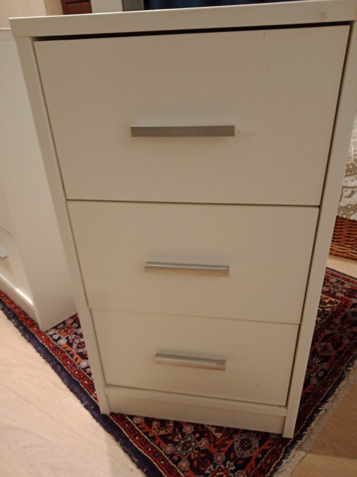 Twee witte nachtkastjes met 3 laden, Ophalen, Overige materialen, Minder dan 50 cm, Gebruikt