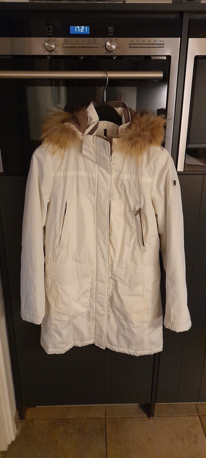 Witte winterjas met bontkraag, Maat 38/40 (M), Wit, Ophalen of Verzenden, Onbekend